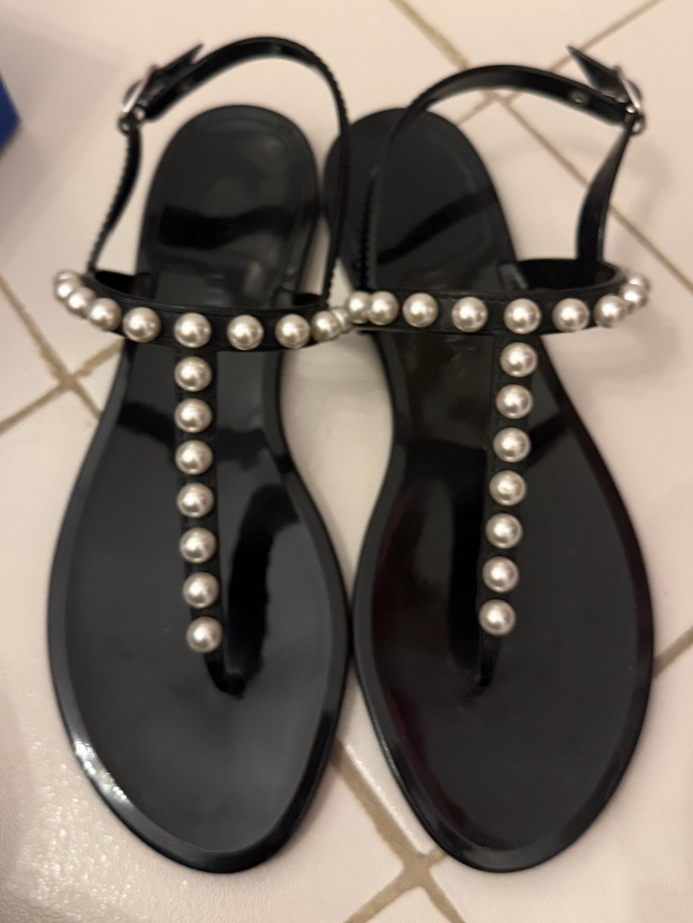 STUART WEITZMAN Women’s Goldie Jelly Pearl T-Strap Sandals Black 9B EU 39.5 Flat